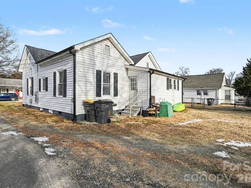 207 East Avenue, Kannapolis, NC 28083.  MLS# CAR4342348, YatesRealty ID 4685. 