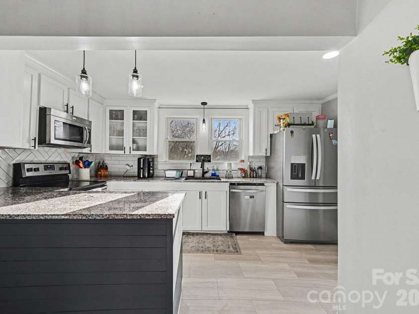 207 East Avenue, Kannapolis, NC 28083.  MLS# CAR4342348, YatesRealty ID 4685. Remodeled kitchen with granite counters
