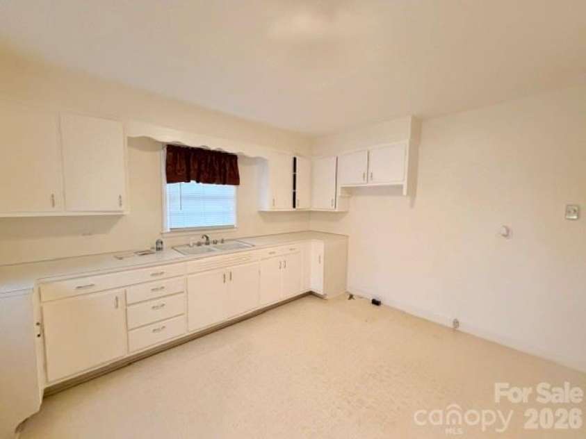 506 Grace Avenue, Kannapolis, NC 28083.  MLS# CAR4416860, YatesRealty ID 46859. Kitchen