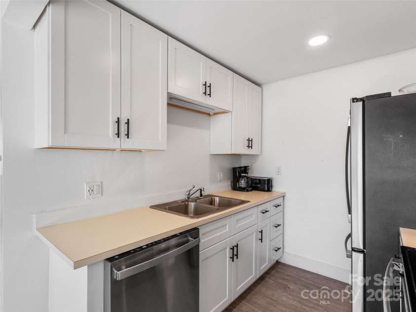 33 Fairway Loop, Burnsville, NC 28714.  MLS# CAR4228138, YatesRealty ID 4686. 
