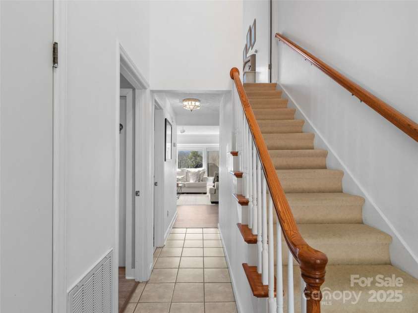 33 Fairway Loop, Burnsville, NC 28714.  MLS# CAR4228138, YatesRealty ID 4686. 
