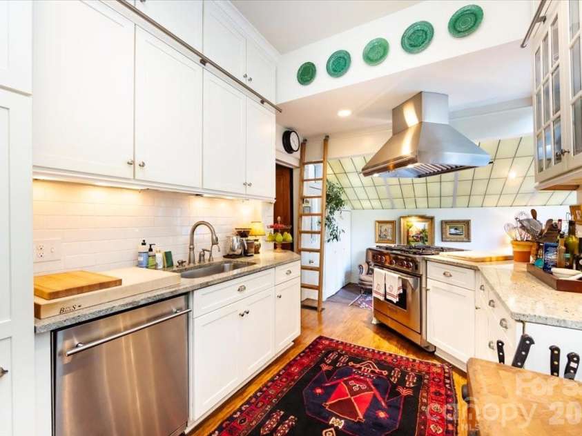 400 Poplar Street, Charlotte, NC 28202.  MLS# CAR4328945, YatesRealty ID 4686. 