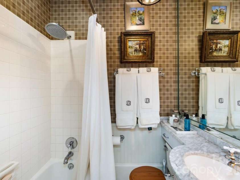 400 Poplar Street, Charlotte, NC 28202.  MLS# CAR4328945, YatesRealty ID 4686. 