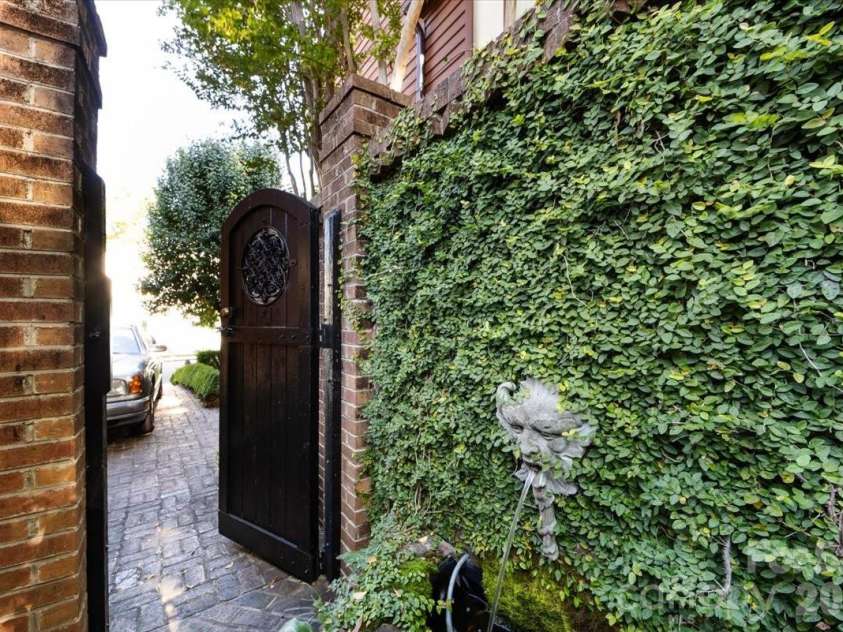 400 Poplar Street, Charlotte, NC 28202.  MLS# CAR4328945, YatesRealty ID 4686. 