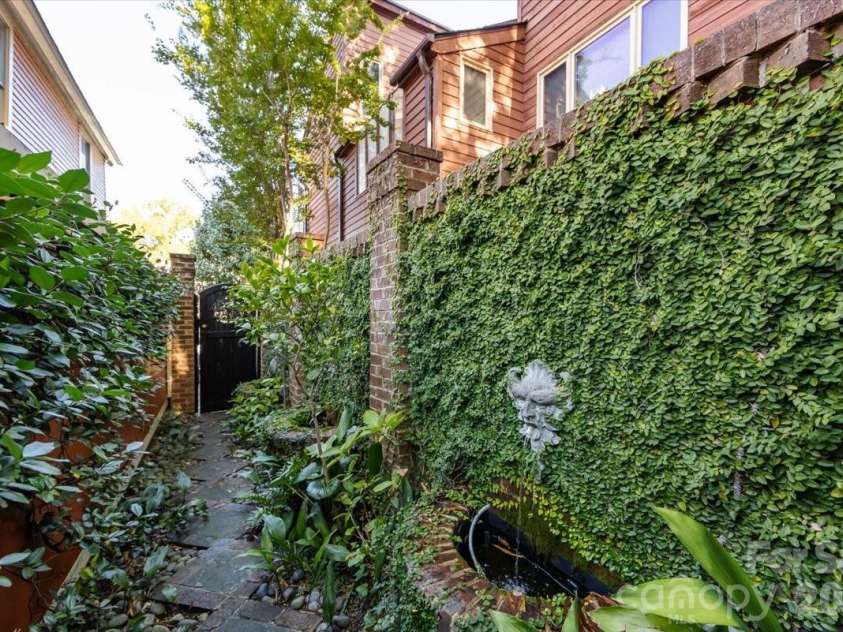 400 Poplar Street, Charlotte, NC 28202.  MLS# CAR4328945, YatesRealty ID 4686. 