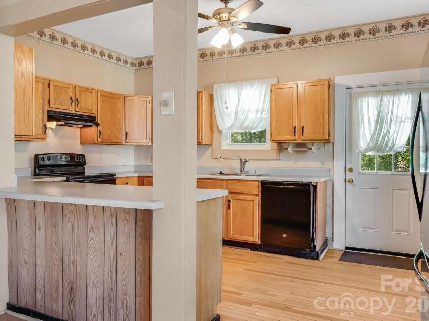 20 Drake Street, Asheville, NC 28806.  MLS# CAR4416234, YatesRealty ID 46866. 