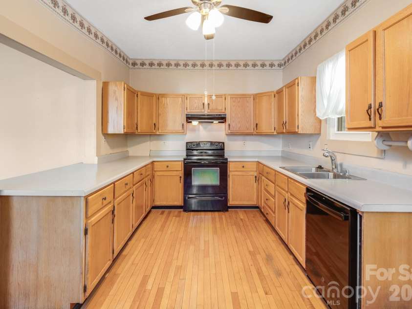 20 Drake Street, Asheville, NC 28806.  MLS# CAR4416234, YatesRealty ID 46866. 