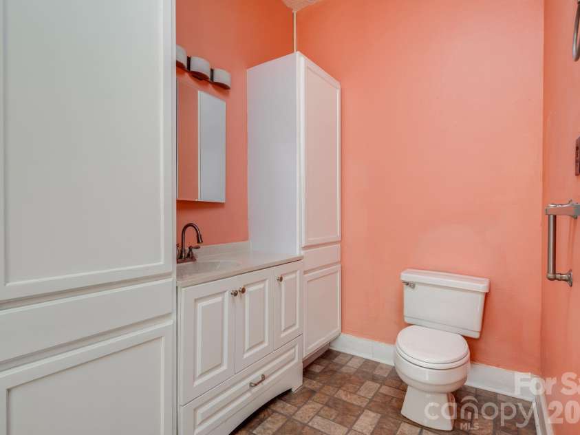 20 Drake Street, Asheville, NC 28806.  MLS# CAR4416234, YatesRealty ID 46866. 