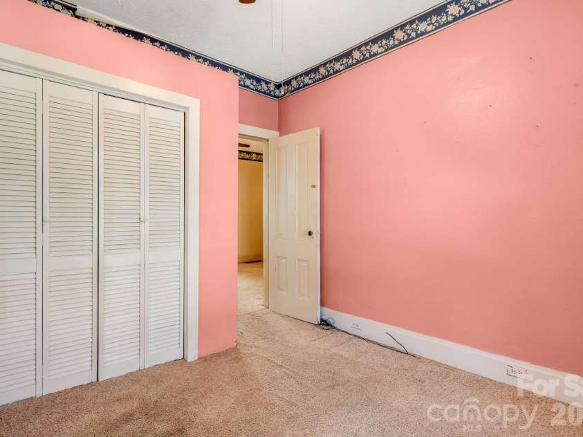 20 Drake Street, Asheville, NC 28806.  MLS# CAR4416234, YatesRealty ID 46866. 