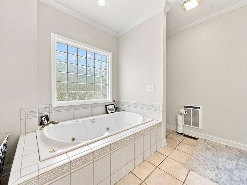 1338 Willow Creek Drive, Newton, NC 28658.  MLS# CAR4414738, YatesRealty ID 46867. 
