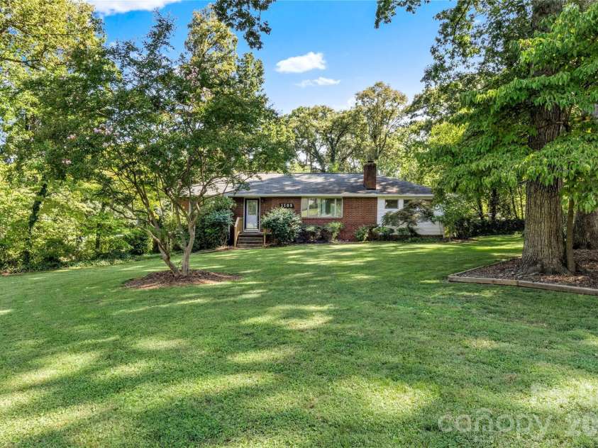 1105 Graystone Drive, Winston Salem, NC 27105.  MLS# CAR4418331, YatesRealty ID 46868. 