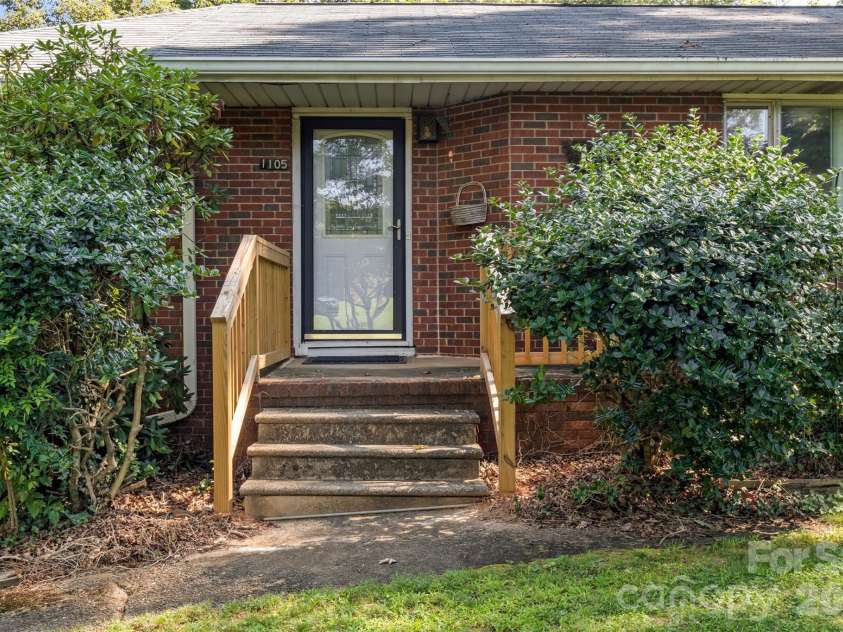 1105 Graystone Drive, Winston Salem, NC 27105.  MLS# CAR4418331, YatesRealty ID 46868. 