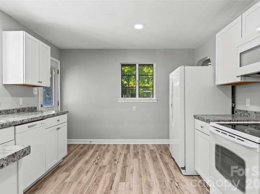 1105 Graystone Drive, Winston Salem, NC 27105.  MLS# CAR4418331, YatesRealty ID 46868. 