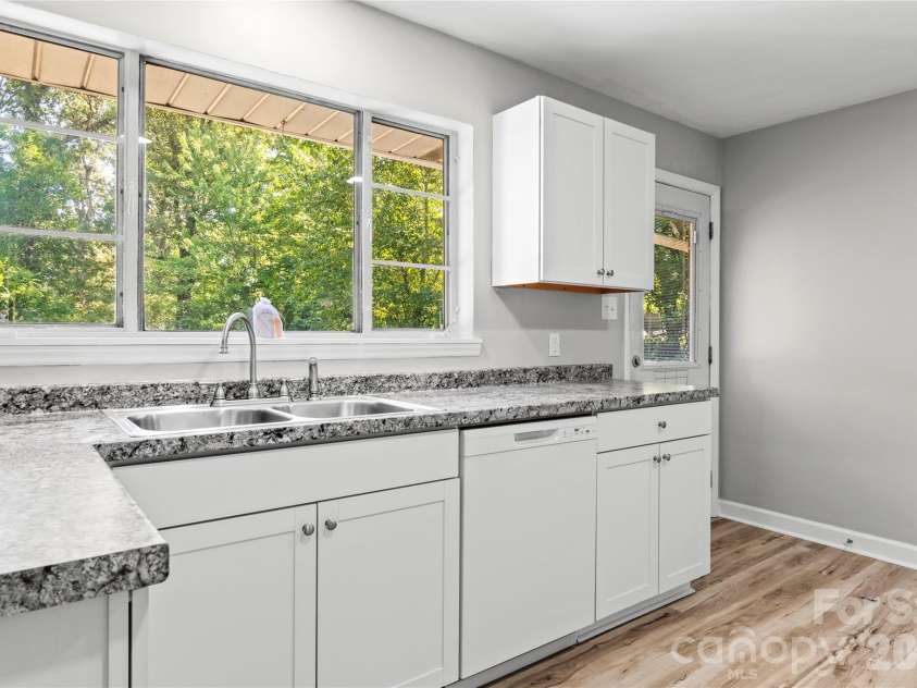 1105 Graystone Drive, Winston Salem, NC 27105.  MLS# CAR4418331, YatesRealty ID 46868. 