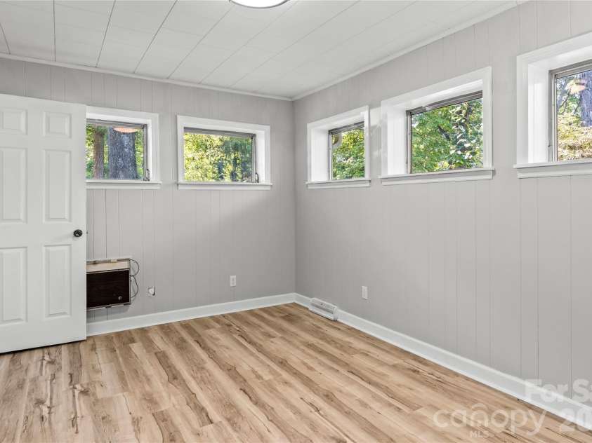1105 Graystone Drive, Winston Salem, NC 27105.  MLS# CAR4418331, YatesRealty ID 46868. 