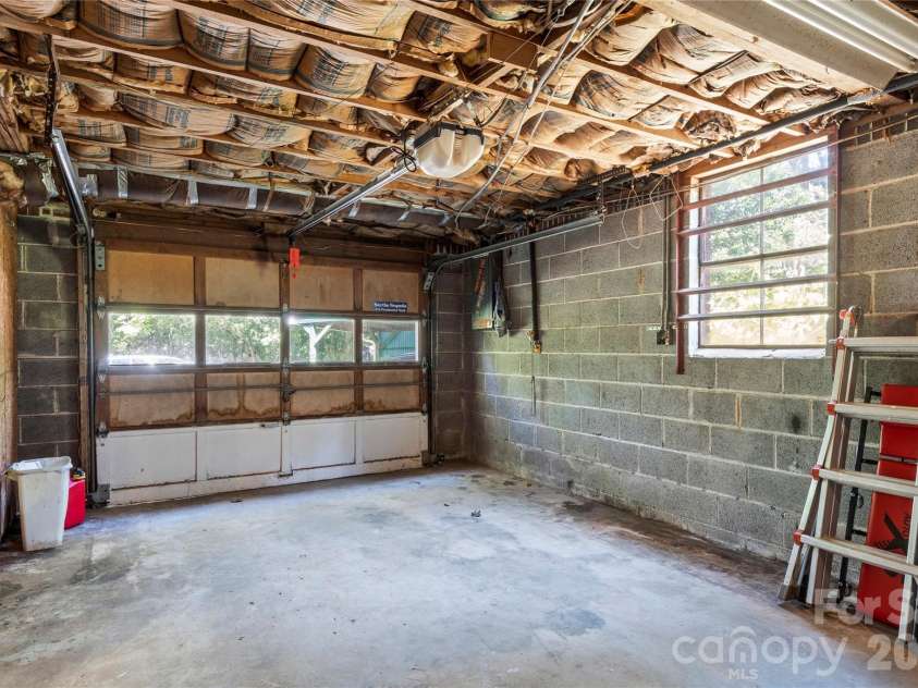 1105 Graystone Drive, Winston Salem, NC 27105.  MLS# CAR4418331, YatesRealty ID 46868. 