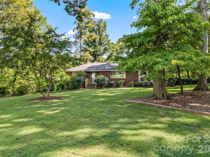1105 Graystone Drive, Winston Salem, NC 27105.  MLS# CAR4418331, YatesRealty ID 46868. 