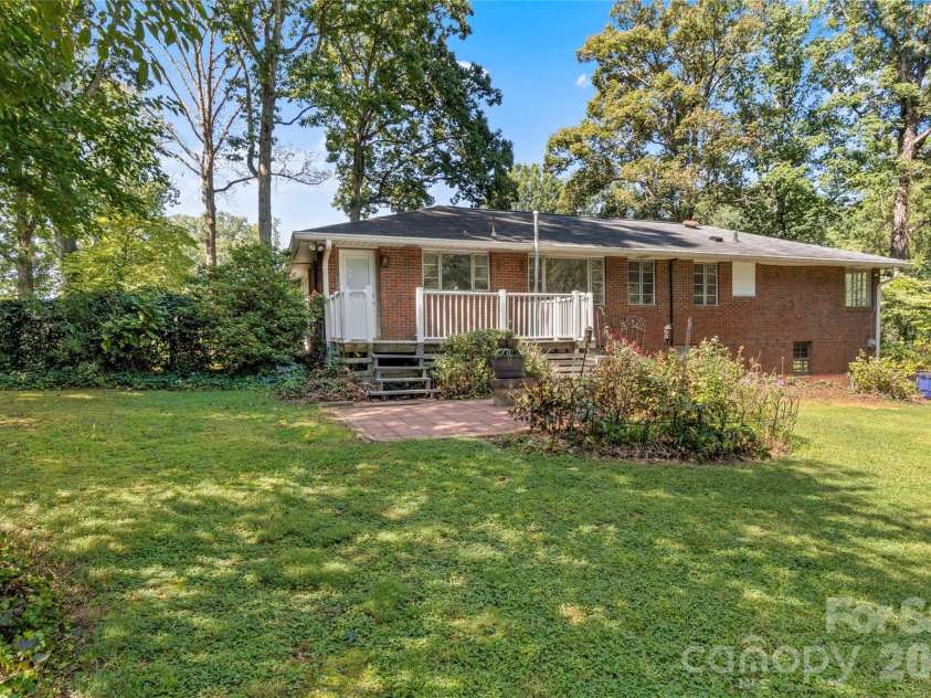 1105 Graystone Drive, Winston Salem, NC 27105.  MLS# CAR4418331, YatesRealty ID 46868. 