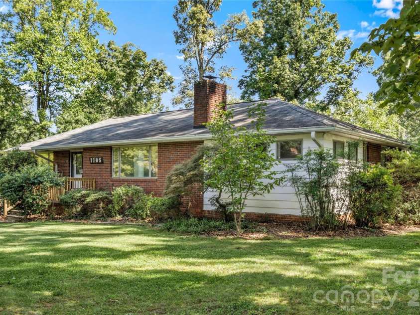 1105 Graystone Drive, Winston Salem, NC 27105.  MLS# CAR4418331, YatesRealty ID 46868. 