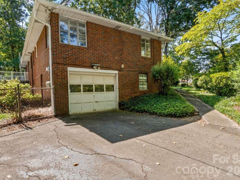 1105 Graystone Drive, Winston Salem, NC 27105.  MLS# CAR4418331, YatesRealty ID 46868. 