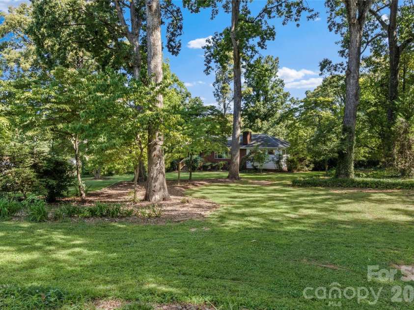 1105 Graystone Drive, Winston Salem, NC 27105.  MLS# CAR4418331, YatesRealty ID 46868. 