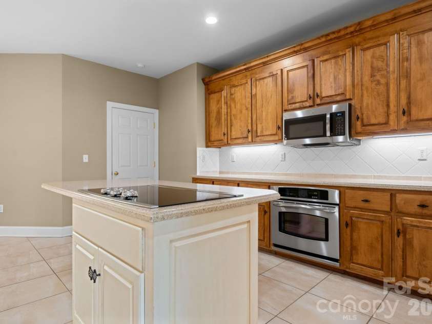 2752 Brittany Drive, Lenoir, NC 28645.  MLS# CAR4416951, YatesRealty ID 46869. 