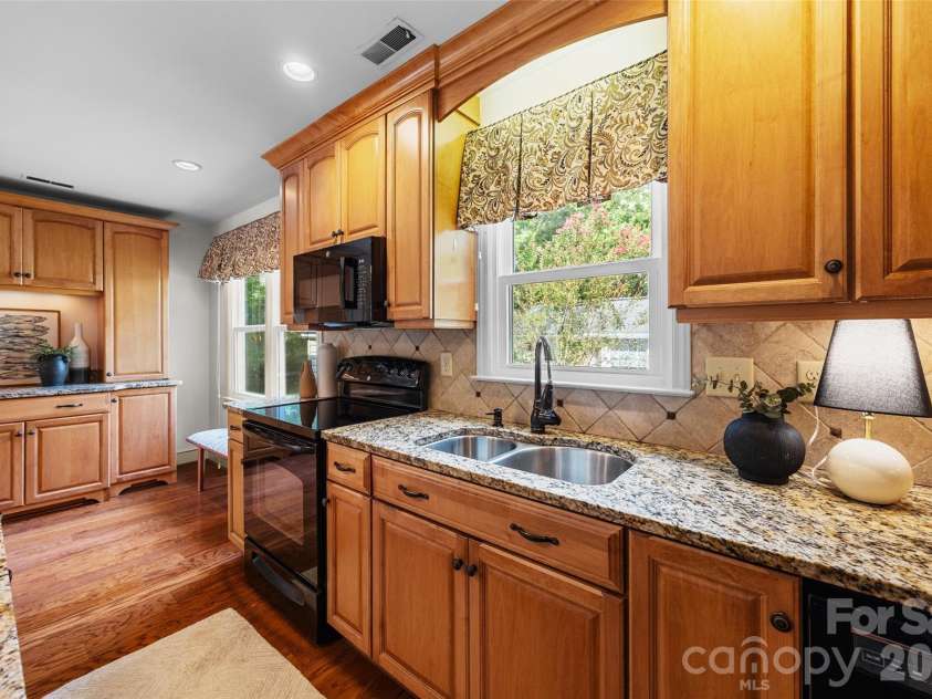 4030 Foxmoor Drive, Charlotte, NC 28226.  MLS# CAR4415337, YatesRealty ID 46874. 
