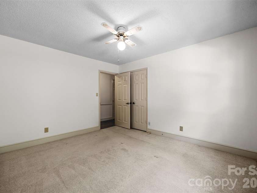 4030 Foxmoor Drive, Charlotte, NC 28226.  MLS# CAR4415337, YatesRealty ID 46874. 