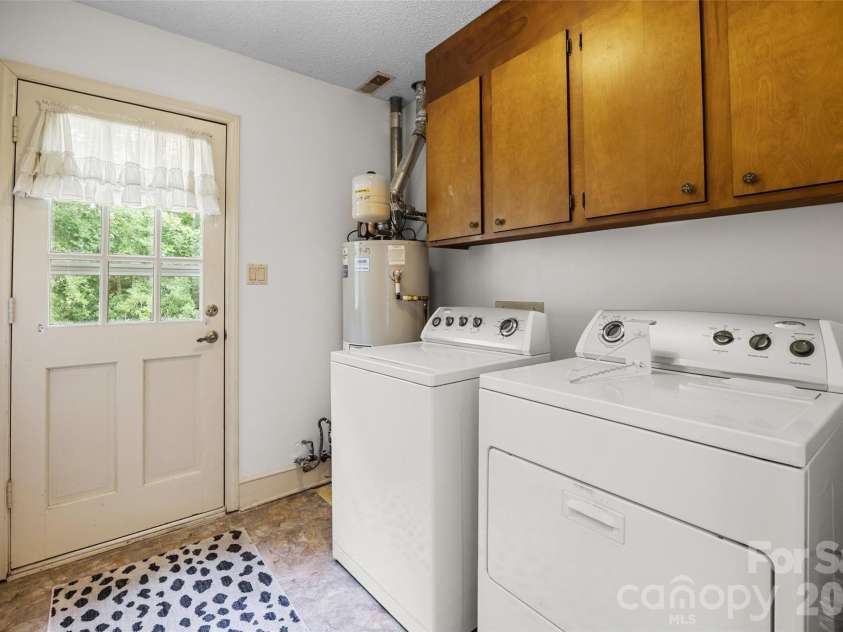 4030 Foxmoor Drive, Charlotte, NC 28226.  MLS# CAR4415337, YatesRealty ID 46874. 