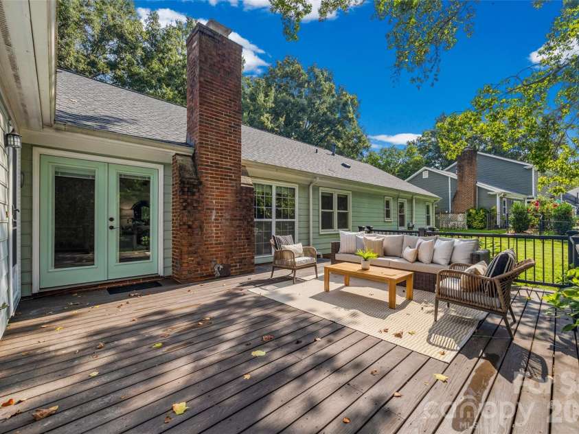 4030 Foxmoor Drive, Charlotte, NC 28226.  MLS# CAR4415337, YatesRealty ID 46874. 