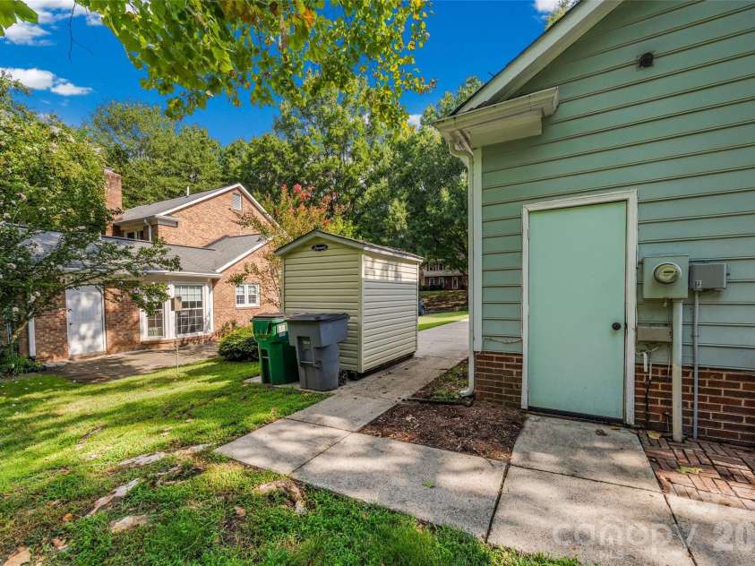 4030 Foxmoor Drive, Charlotte, NC 28226.  MLS# CAR4415337, YatesRealty ID 46874. 