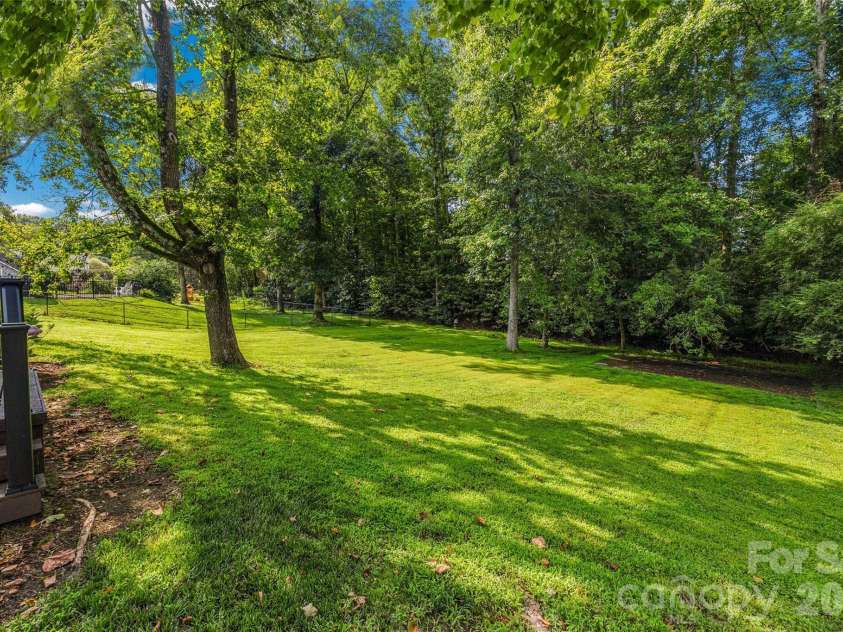 4030 Foxmoor Drive, Charlotte, NC 28226.  MLS# CAR4415337, YatesRealty ID 46874. 