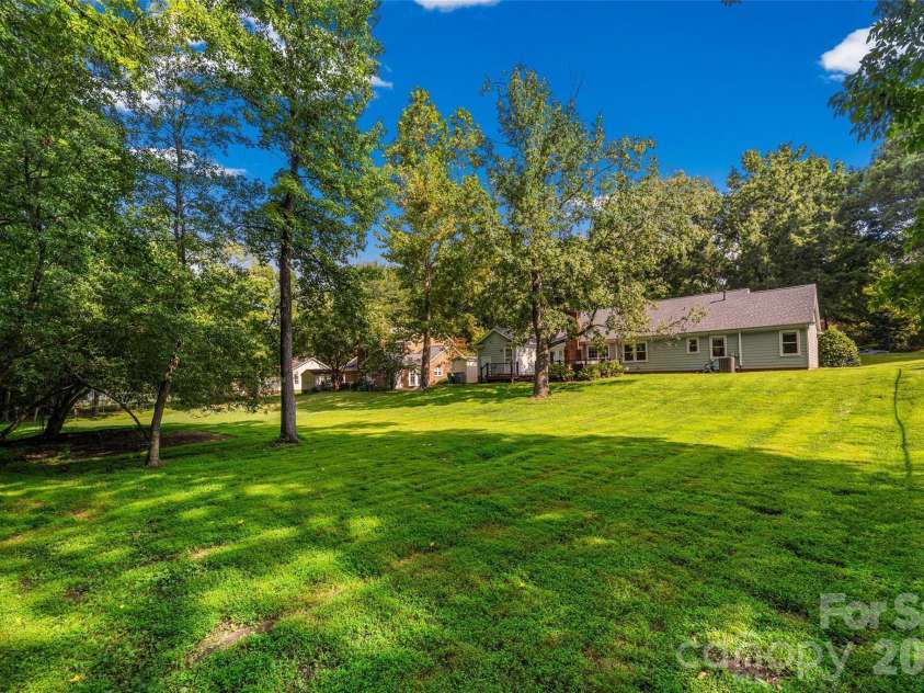 4030 Foxmoor Drive, Charlotte, NC 28226.  MLS# CAR4415337, YatesRealty ID 46874. 