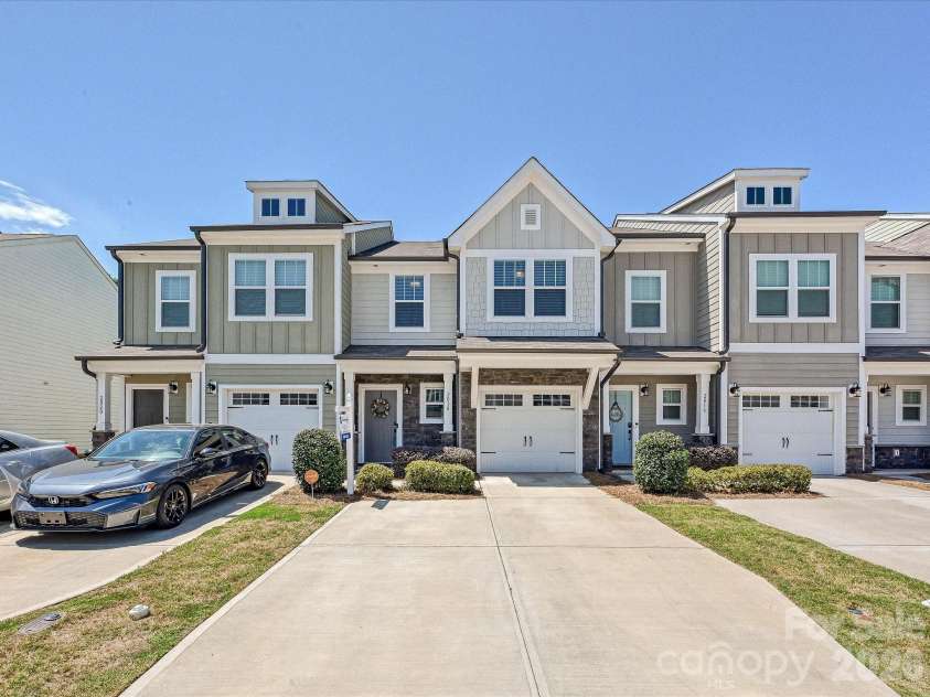 2018 Crooked Oak Lane, York, SC 29745.  MLS# CAR4408869, YatesRealty ID 46878. 