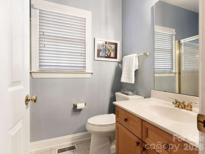 3228 Twelve Oaks Place, Charlotte, NC 28270.  MLS# CAR4337681, YatesRealty ID 4689. Downstairs full guest bath