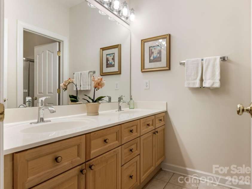 3228 Twelve Oaks Place, Charlotte, NC 28270.  MLS# CAR4337681, YatesRealty ID 4689. Upstairs Hall BA