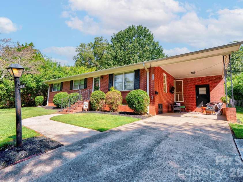 404 Pineview Drive, Kings Mountain, NC 28086.  MLS# CAR4416233, YatesRealty ID 46893. 