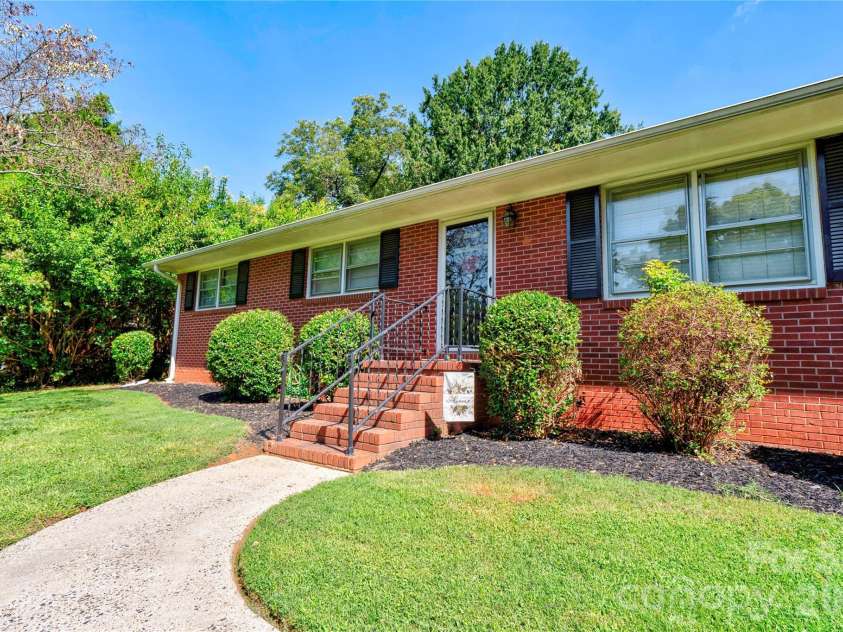 404 Pineview Drive, Kings Mountain, NC 28086.  MLS# CAR4416233, YatesRealty ID 46893. 