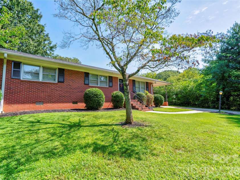 404 Pineview Drive, Kings Mountain, NC 28086.  MLS# CAR4416233, YatesRealty ID 46893. 