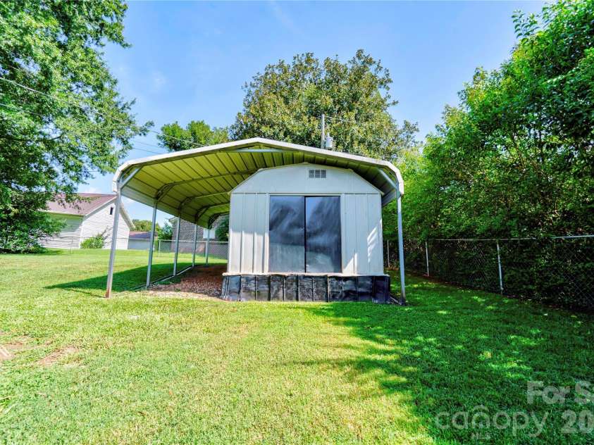 404 Pineview Drive, Kings Mountain, NC 28086.  MLS# CAR4416233, YatesRealty ID 46893. 