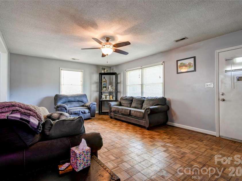 404 Pineview Drive, Kings Mountain, NC 28086.  MLS# CAR4416233, YatesRealty ID 46893. 
