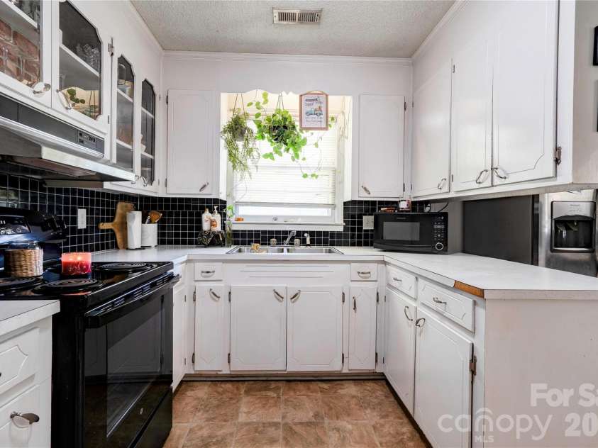 404 Pineview Drive, Kings Mountain, NC 28086.  MLS# CAR4416233, YatesRealty ID 46893. 