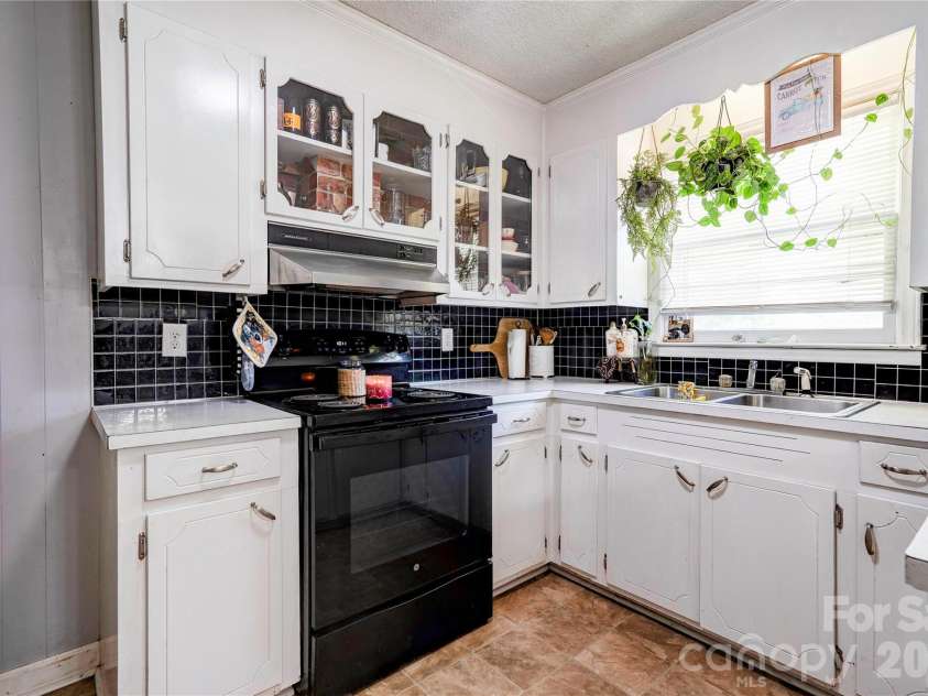 404 Pineview Drive, Kings Mountain, NC 28086.  MLS# CAR4416233, YatesRealty ID 46893. 
