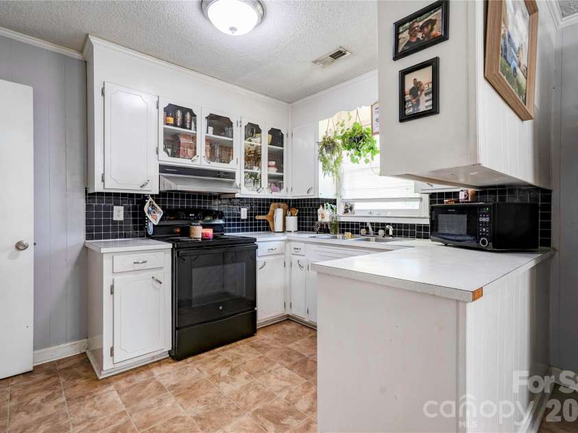 404 Pineview Drive, Kings Mountain, NC 28086.  MLS# CAR4416233, YatesRealty ID 46893. 