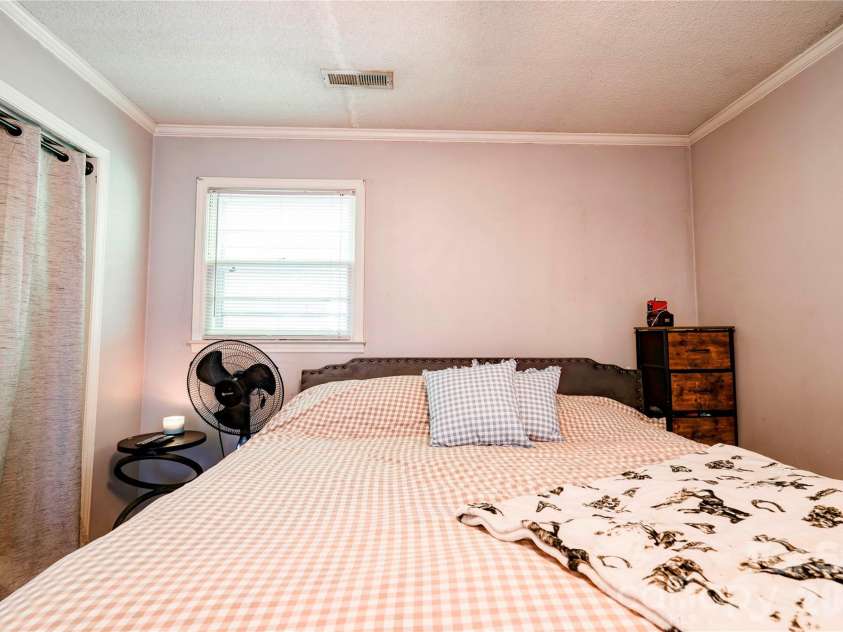 404 Pineview Drive, Kings Mountain, NC 28086.  MLS# CAR4416233, YatesRealty ID 46893. 