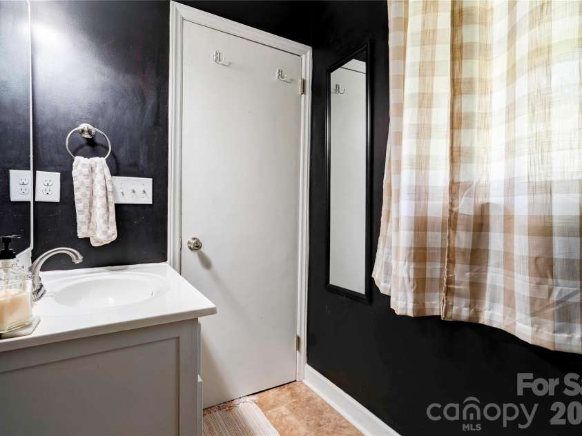 404 Pineview Drive, Kings Mountain, NC 28086.  MLS# CAR4416233, YatesRealty ID 46893. 