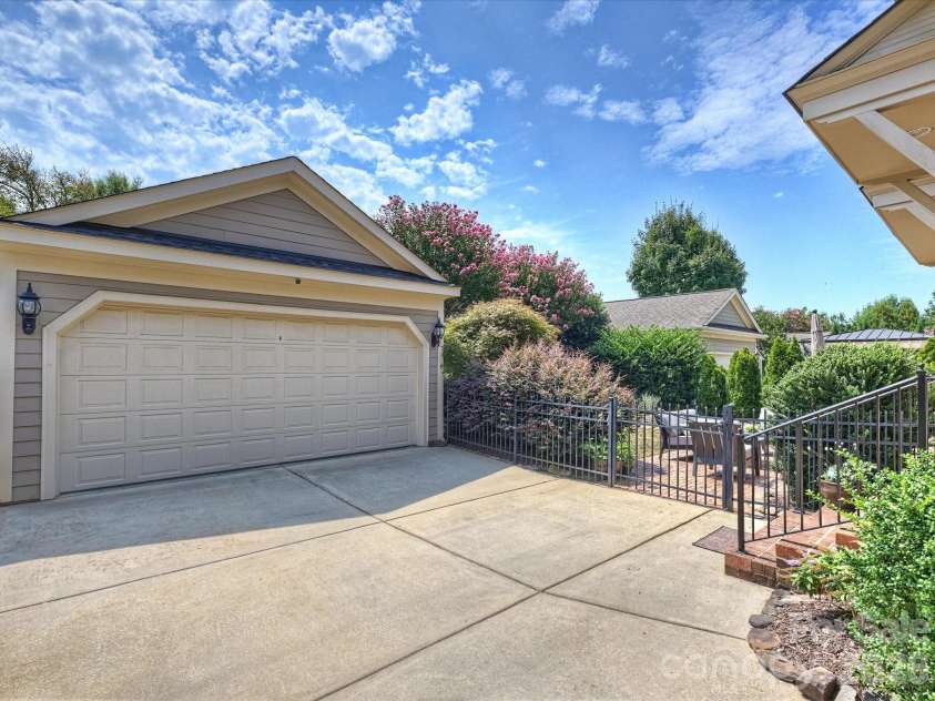 8843 Heydon Hall Circle, Charlotte, NC 28210.  MLS# CAR4416774, YatesRealty ID 46894. Detached garage