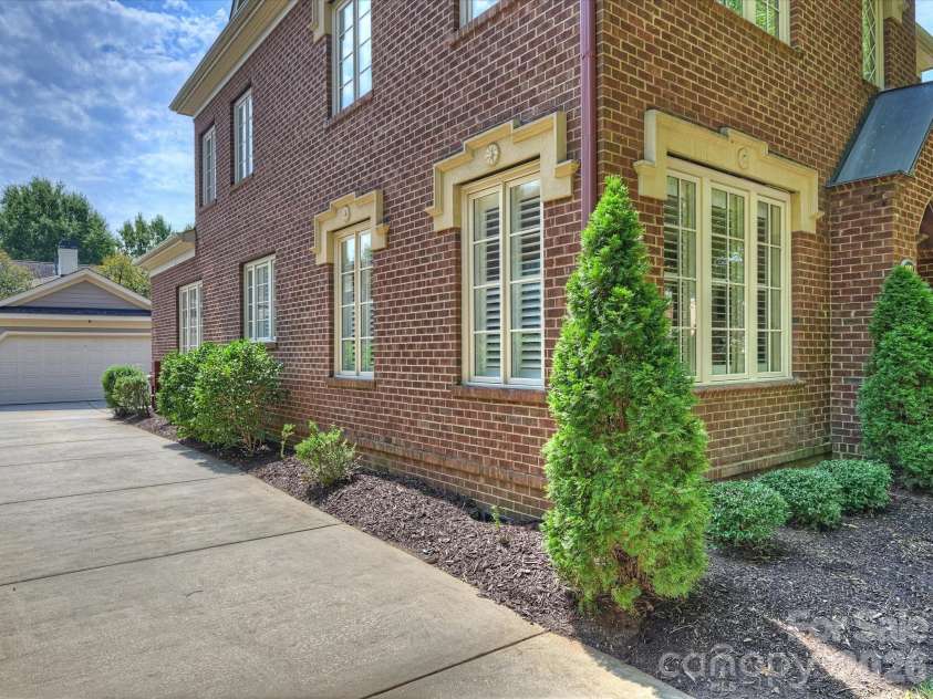 8843 Heydon Hall Circle, Charlotte, NC 28210.  MLS# CAR4416774, YatesRealty ID 46894. Driveway