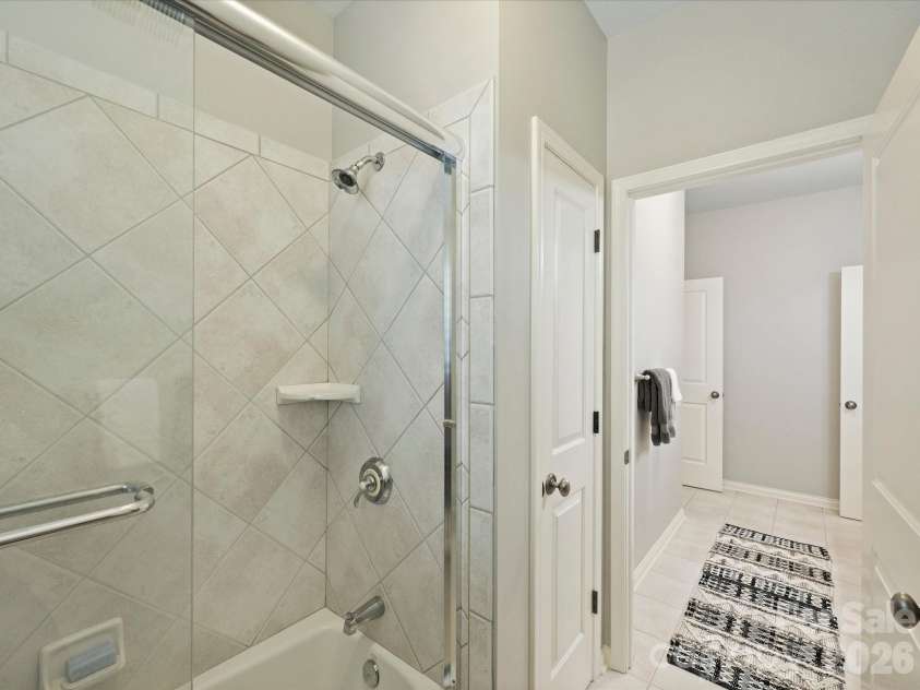8843 Heydon Hall Circle, Charlotte, NC 28210.  MLS# CAR4416774, YatesRealty ID 46894. Jack Jill Bath 2