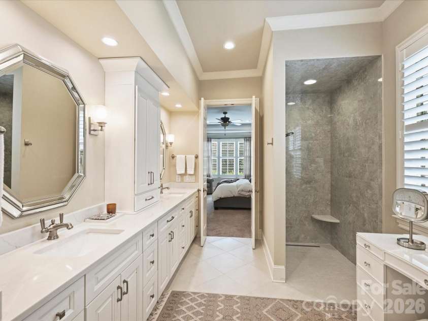 8843 Heydon Hall Circle, Charlotte, NC 28210.  MLS# CAR4416774, YatesRealty ID 46894. Primary Bath